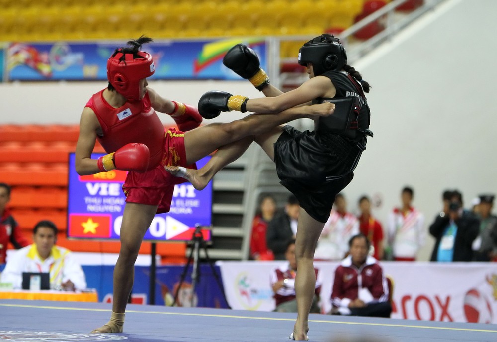 Wushu kick boxer Nguyen Thi Thu Hoai (in red) in the final against Filipino rival Evita Elisa Zamora. (Photo: SGGP)